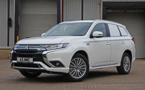 Mitsubishi Outlander PHEV Commercial 2019 года (UK)